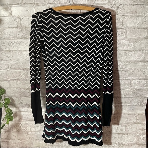 WHITE HOUSE BLACK MARKET Sweater Dress Women’s‎ Sz XS Chevron Multi Color Knit - Picture 6 of 6